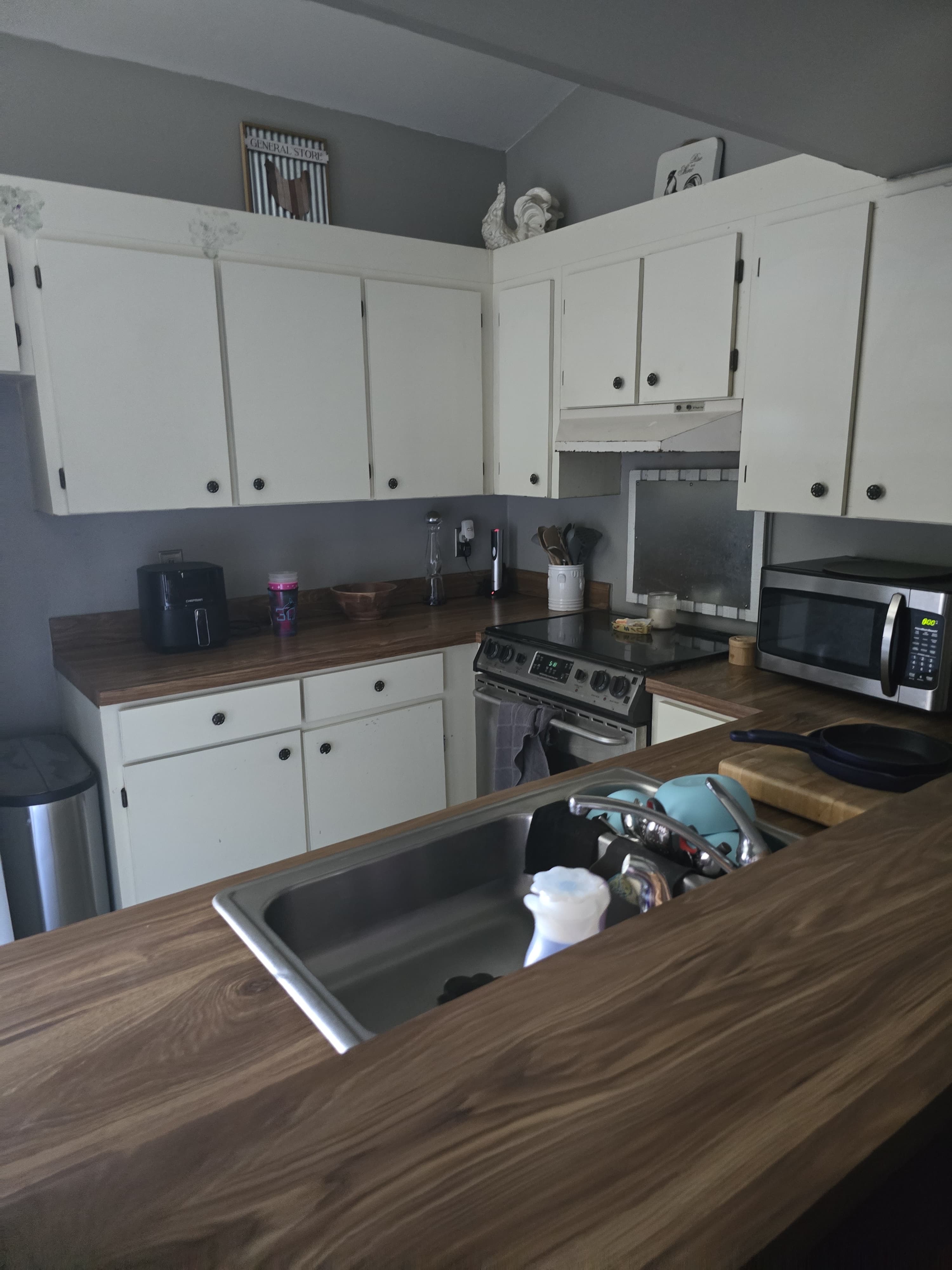 Kitchen before Aguila Remodeling updates